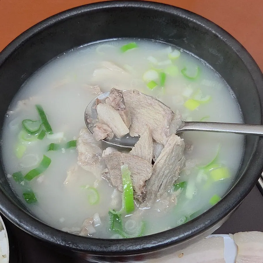 부추를 듬뿍 올린 돼지국밥