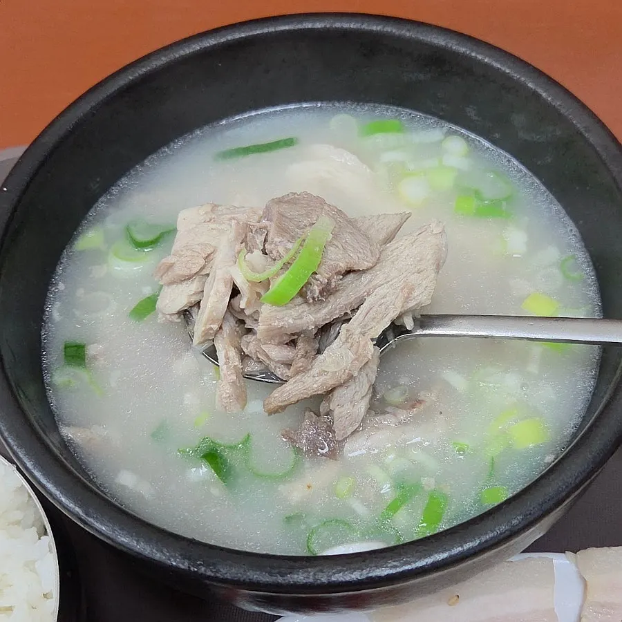 청양고추를 넣은 돼지국밥