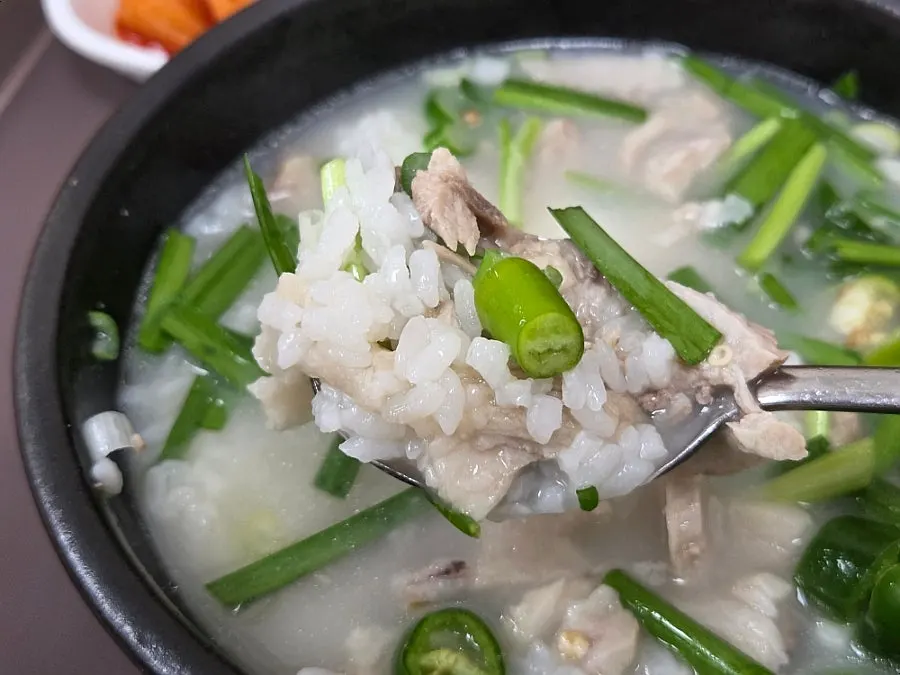 밥을 말아 먹는 돼지국밥