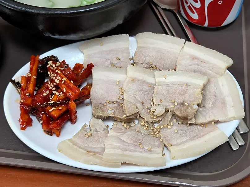 정식에 함께 나온 맛보기 수육 접시
