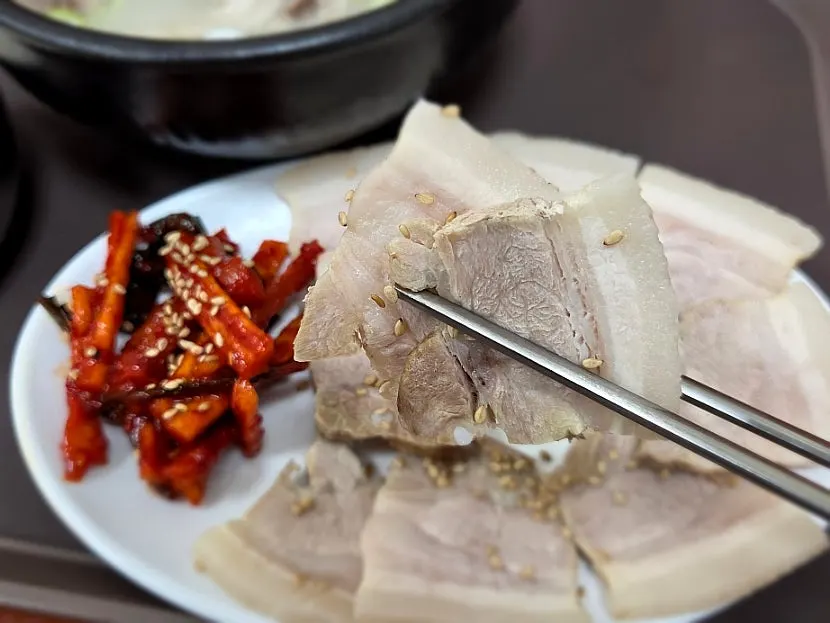 무말랭이를 올린 수육 한 점
