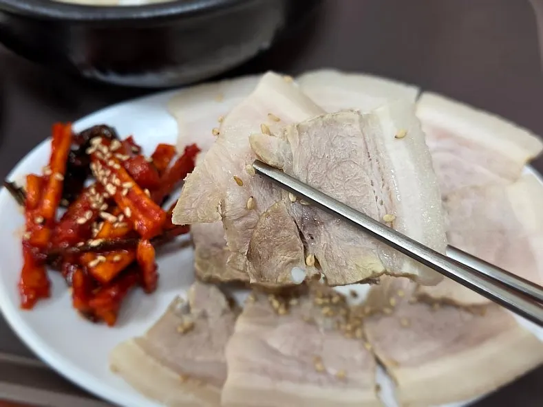 국밥과 수육이 함께 차려진 정식 상차림