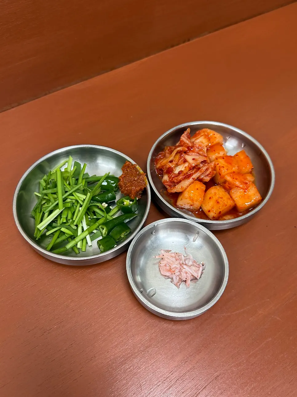 Napa cabbage kimchi and kkakdugi side dishes