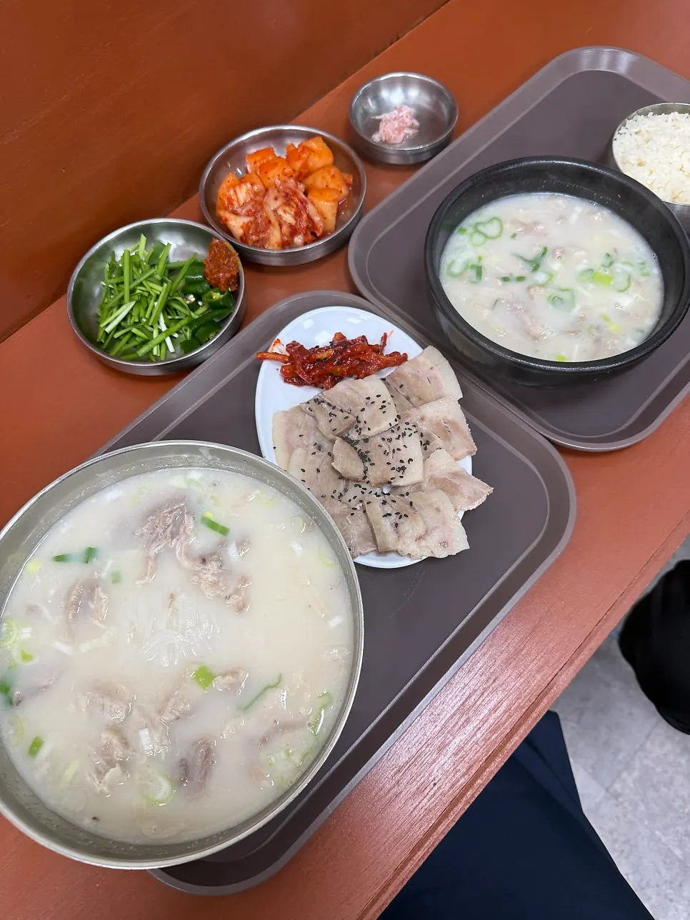 Ordered gukbap and gogi-guksu dishes