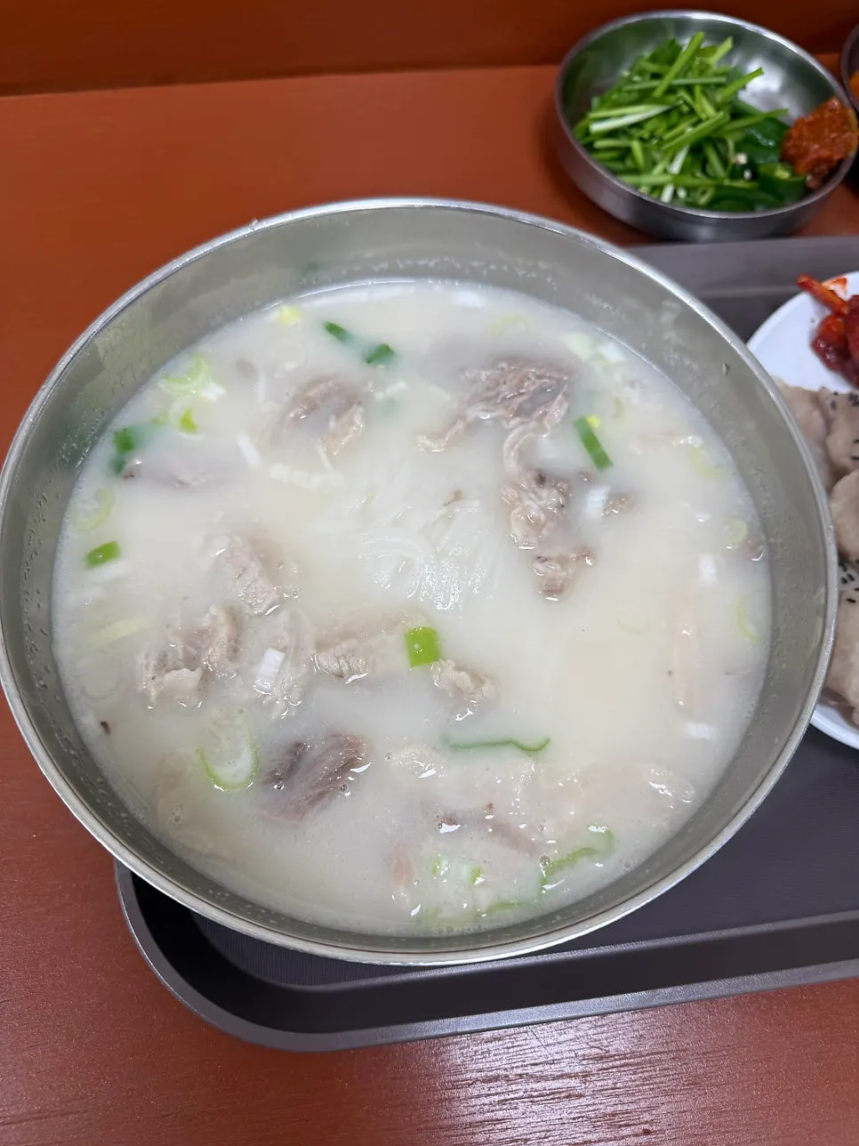 Gogi-guksu with milky-white broth