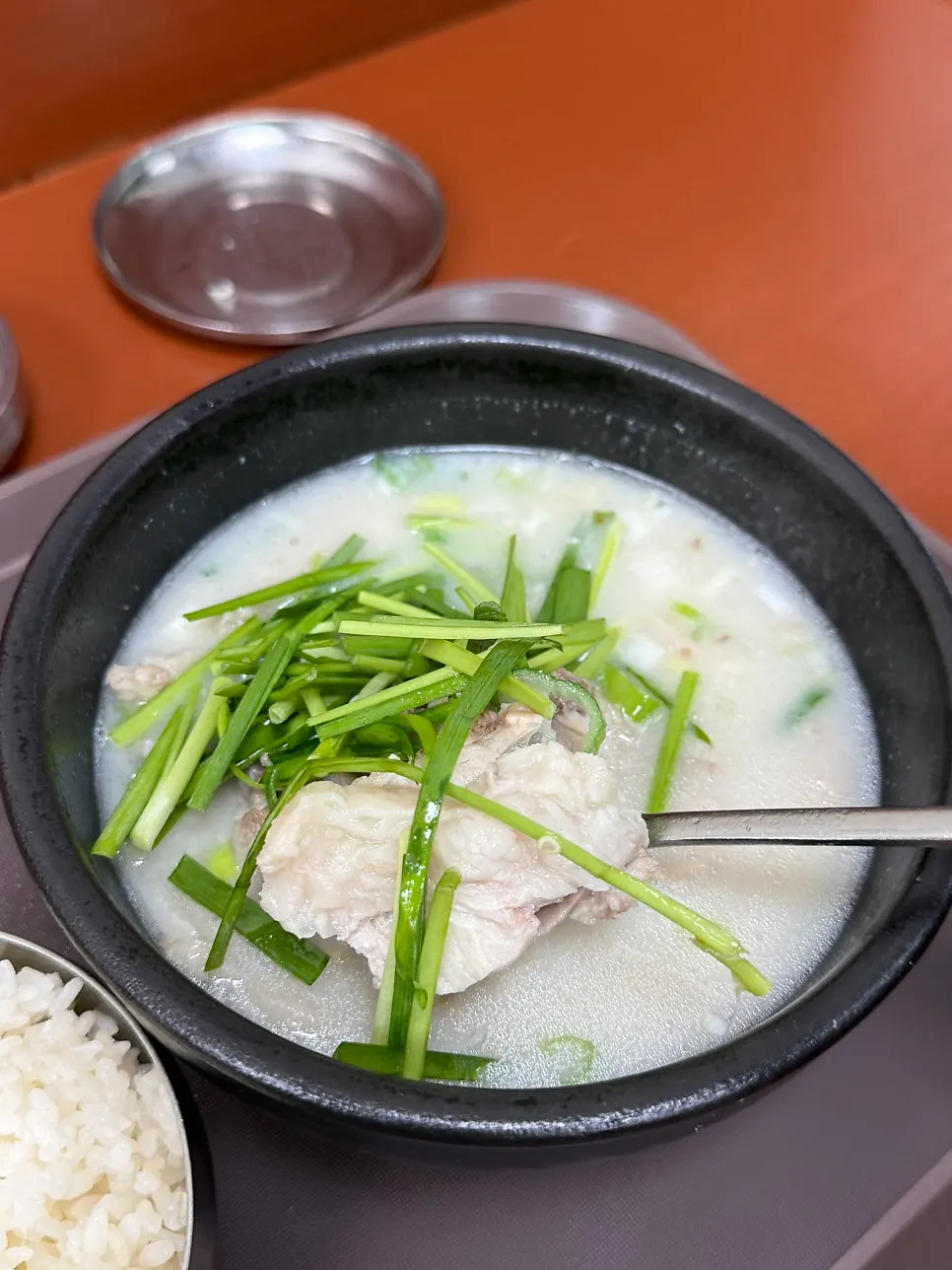 Gogi-guksu with added chives