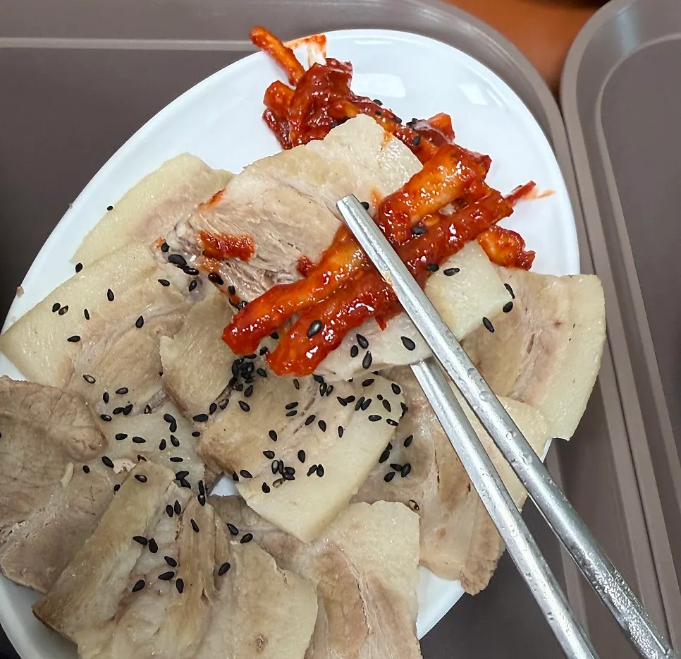Bossam set boiled pork with shredded dried radish