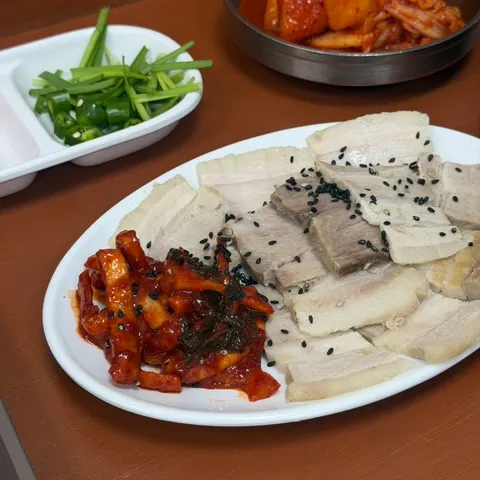보쌈정식에 나온 맛보기 수육 여덟 점