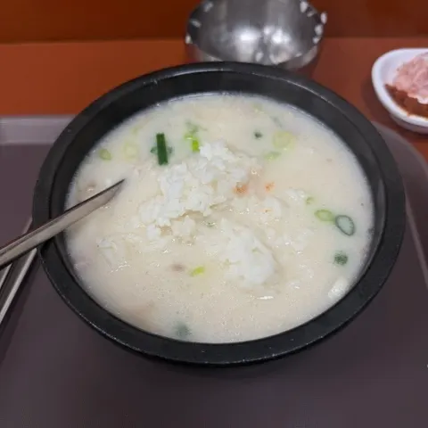 밥을 말아 먹은 따로국밥 한 그릇