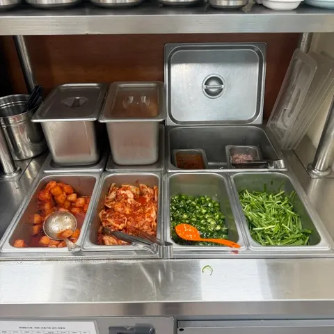 셀프바에서 담아온 반찬 접시