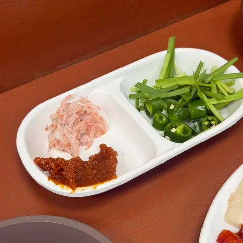 깍두기와 김치, 쌈장과 새우젓