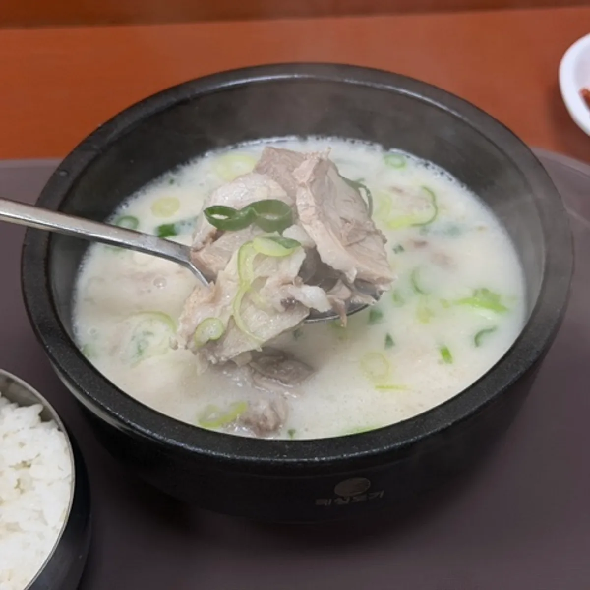 고기가 넉넉한 뽀얀 돼지국밥