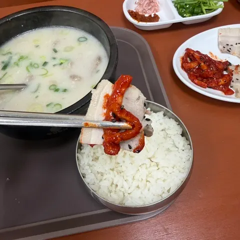 무말랭이를 올린 수육 한 점