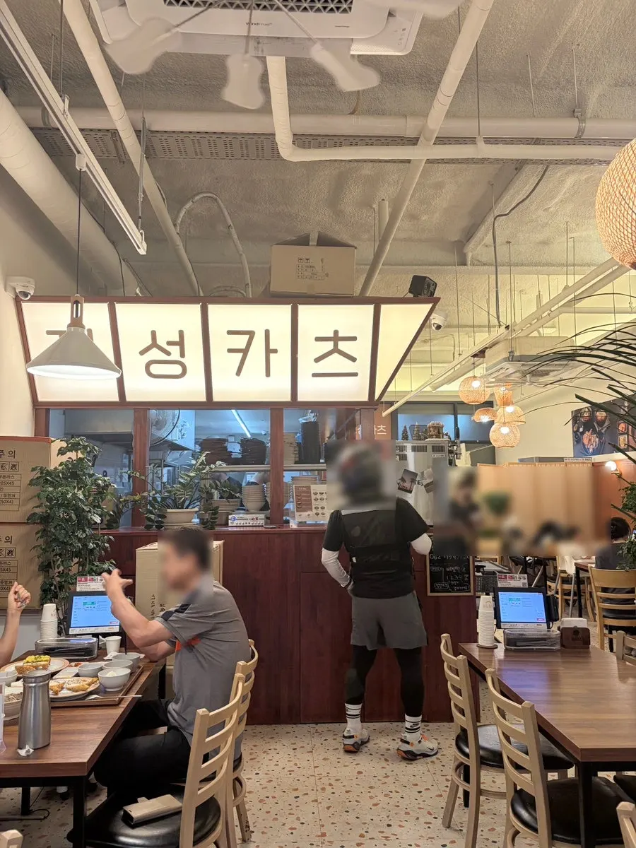 정성카츠 매장 입구와 메뉴 입간판