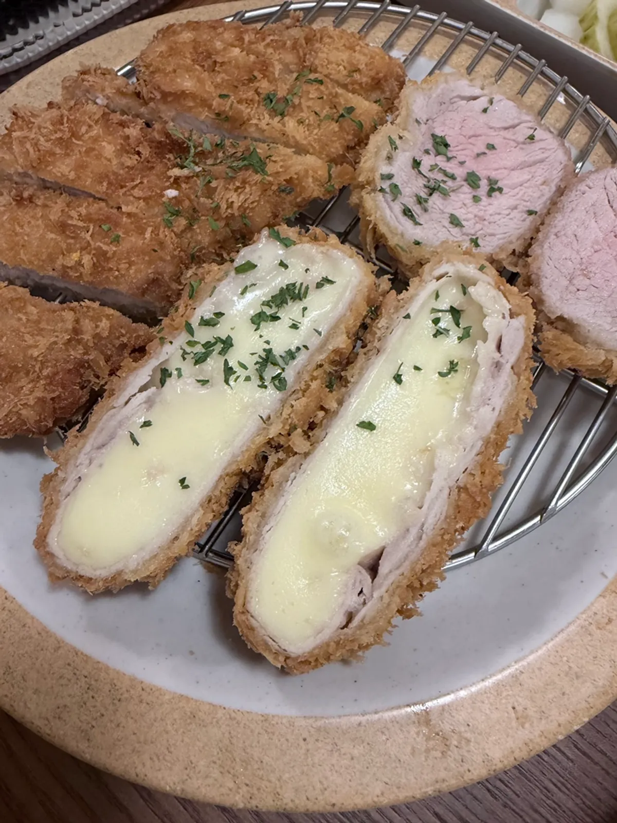 푸짐하게 차려진 카츠 정식 한 상