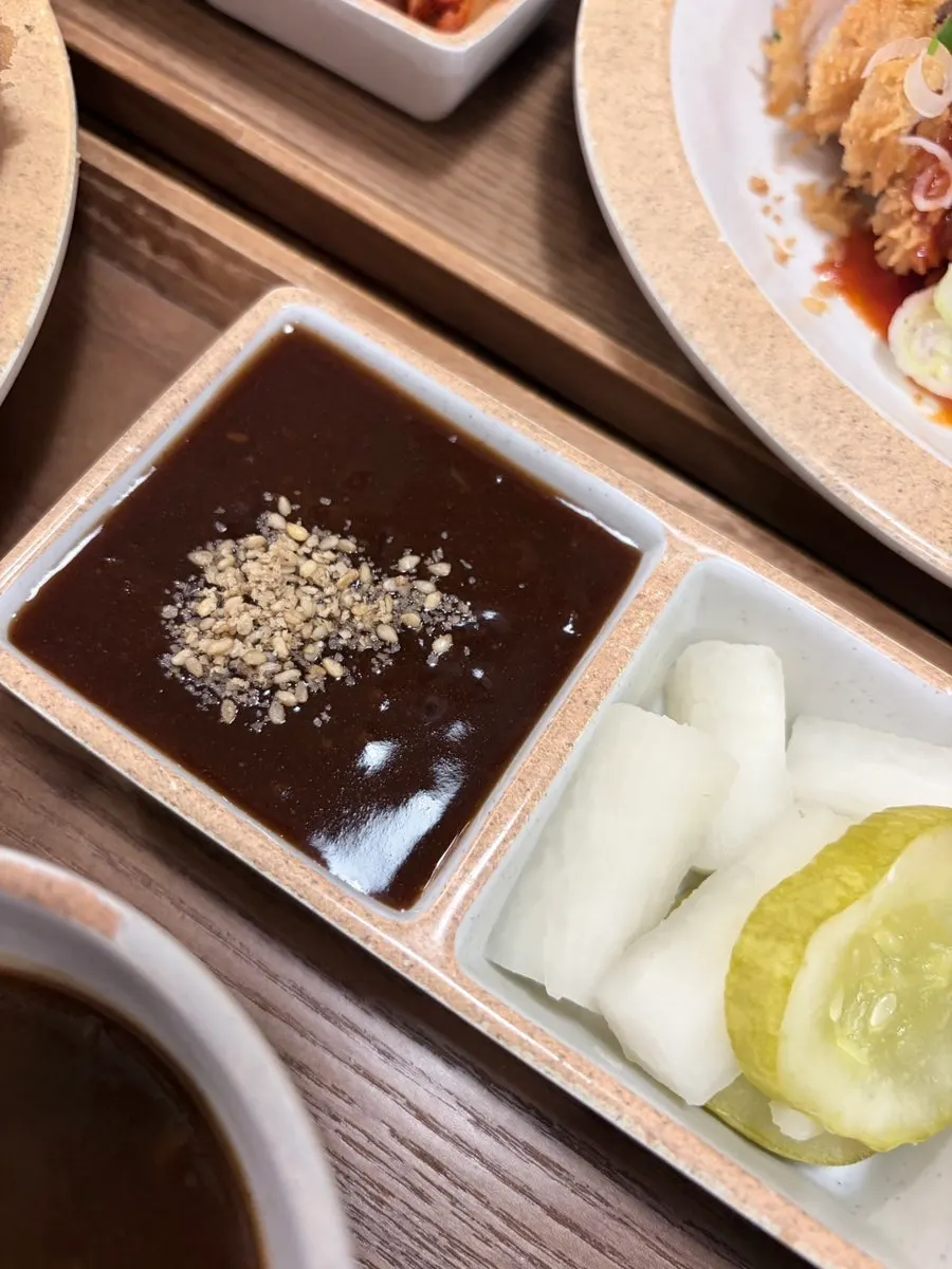 소스와 함께한 카츠