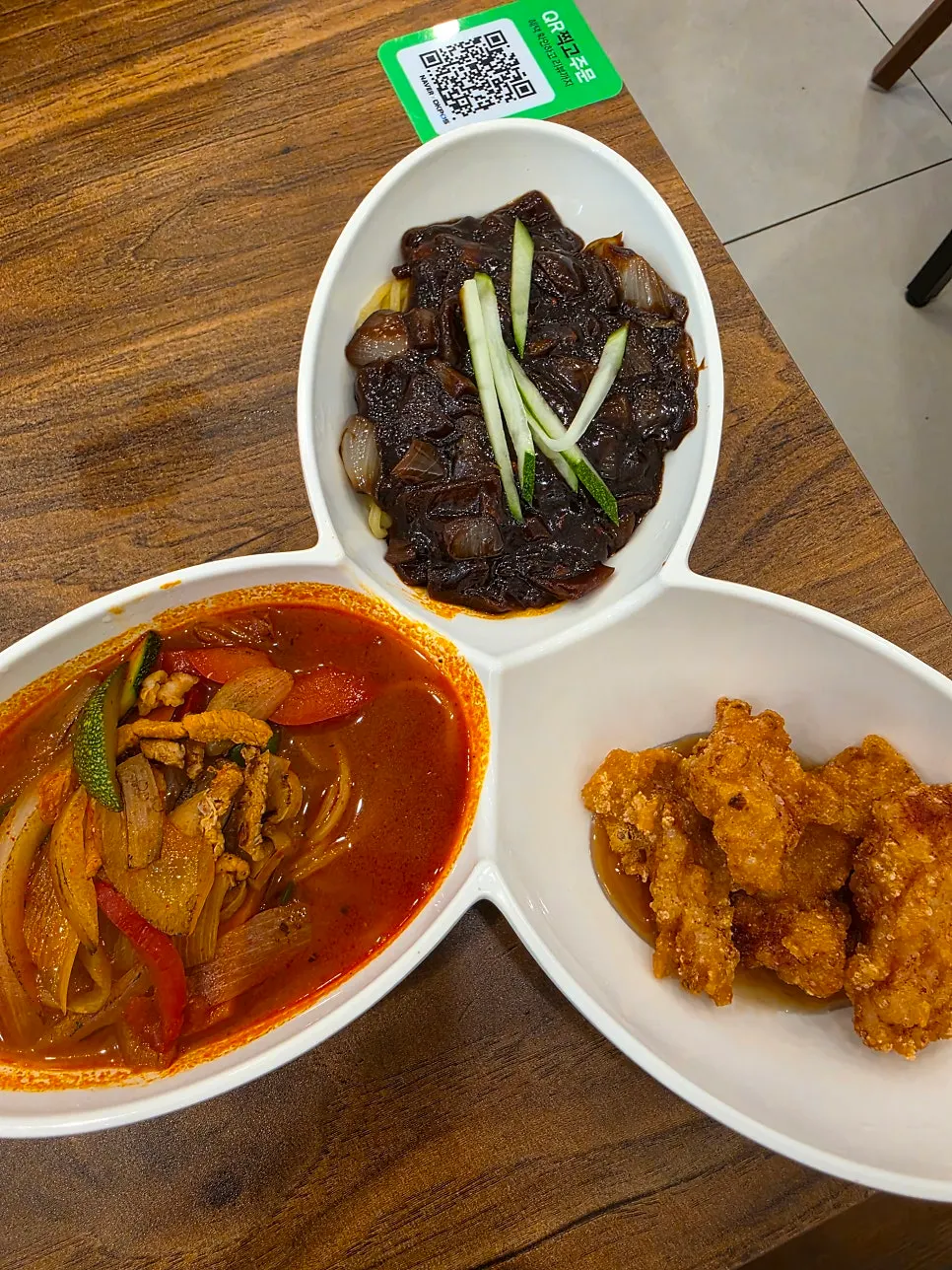 짜장 짬뽕 탕수육이 담긴 1인정식