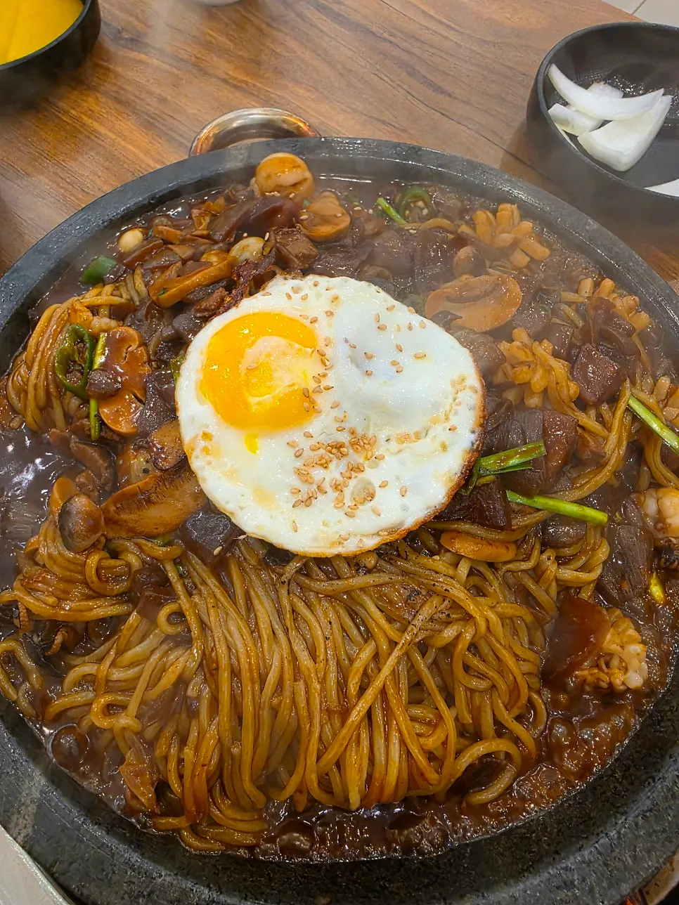 돌판 위에 짜장을 부어주는 모습