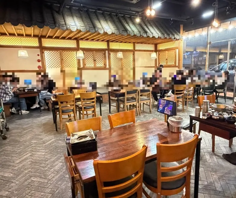 Interior of Kkankkan Jjokbal Suwan Branch, still busy late at night