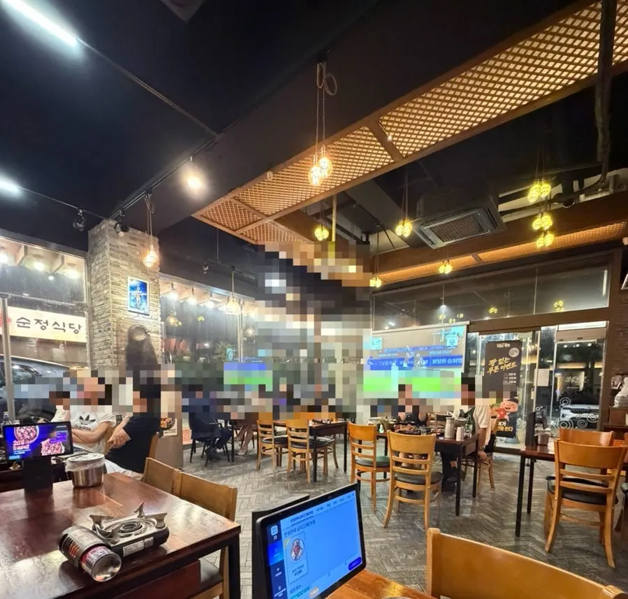 Full view of the dining hall with hanok-style interior at Kkankkan Jjokbal Suwan Branch
