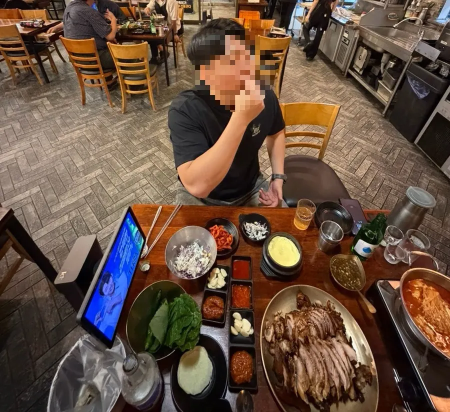 Table of jokbal shared with friends
