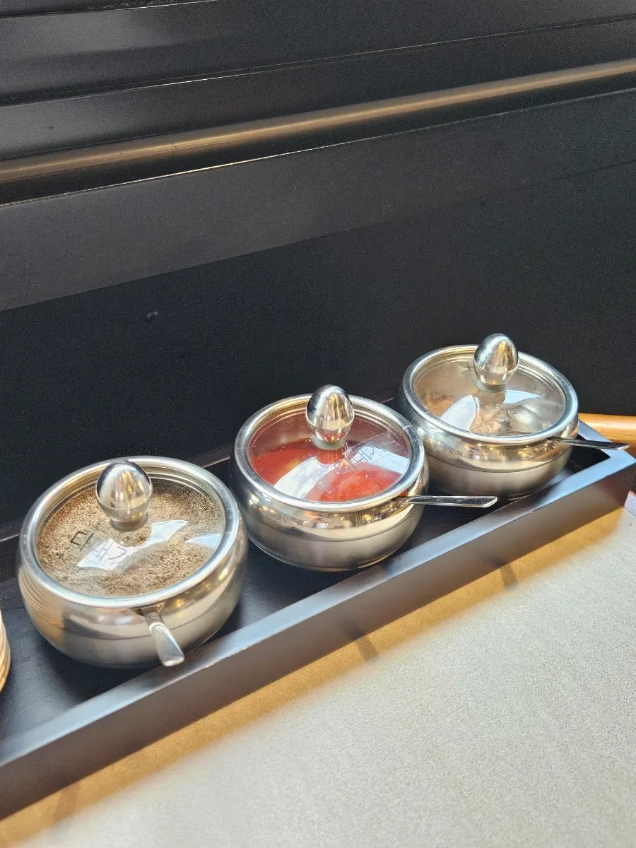 테이블에 놓인 후추와 다대기