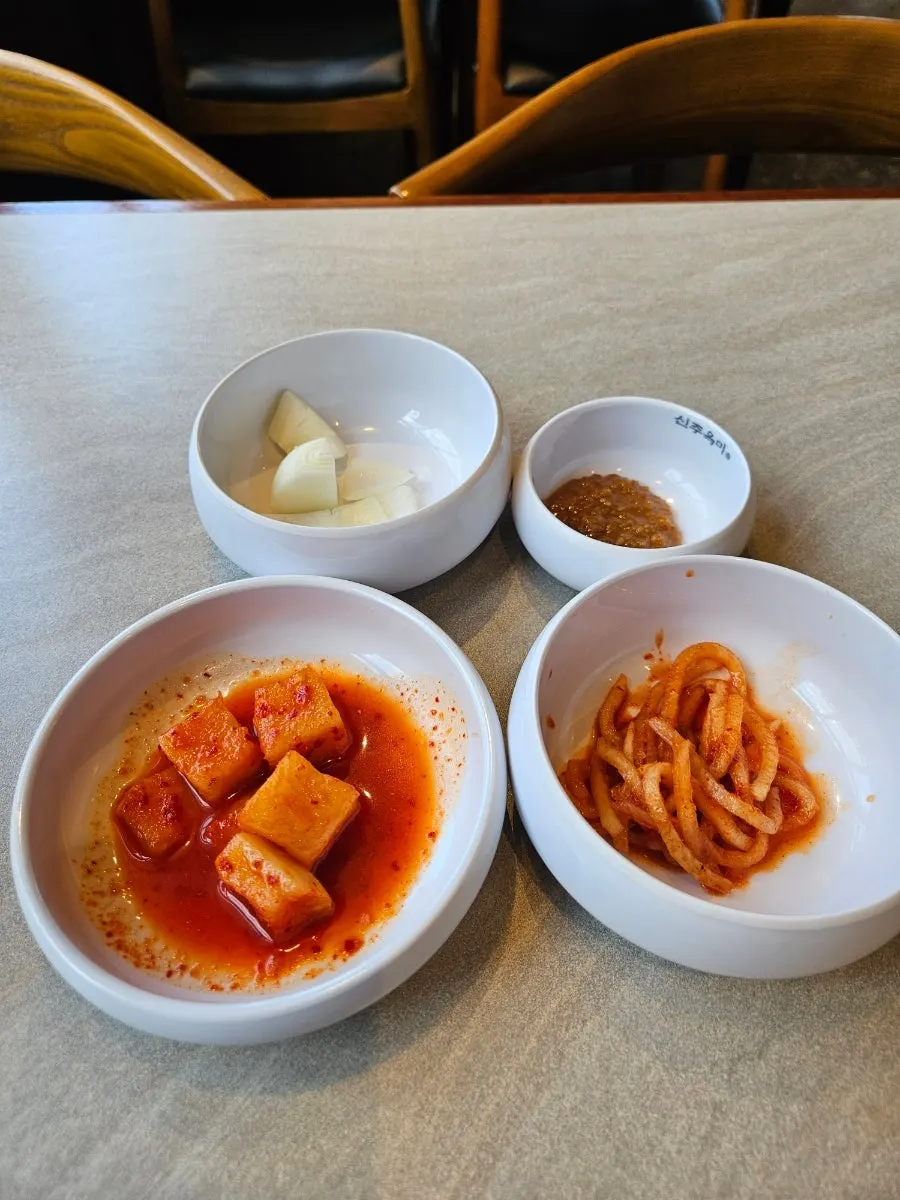 깍두기 무생채 양파 된장 기본 상차림