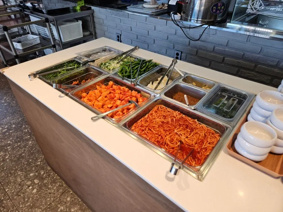 반찬과 삶은 소면이 놓인 셀프바