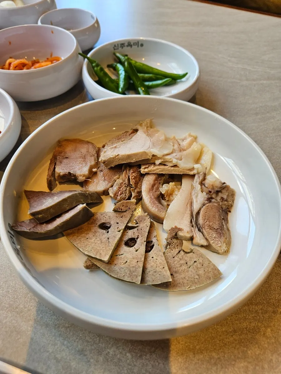 수육정식으로 나온 수육 한 접시
