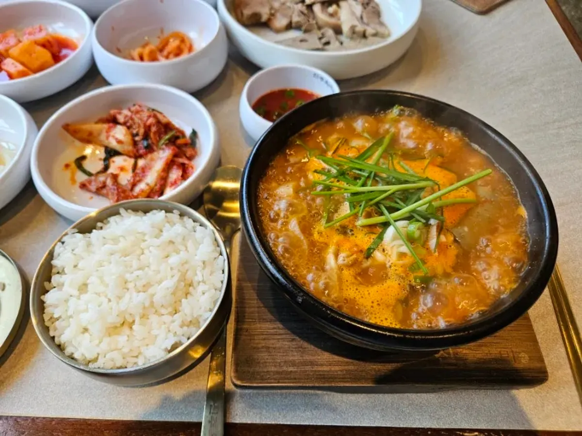 뚝배기에 끓여 나온 얼큰순댓국