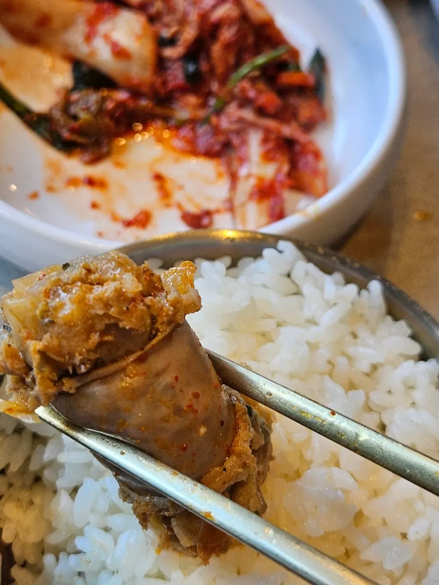 배추김치를 올린 순대 한 점