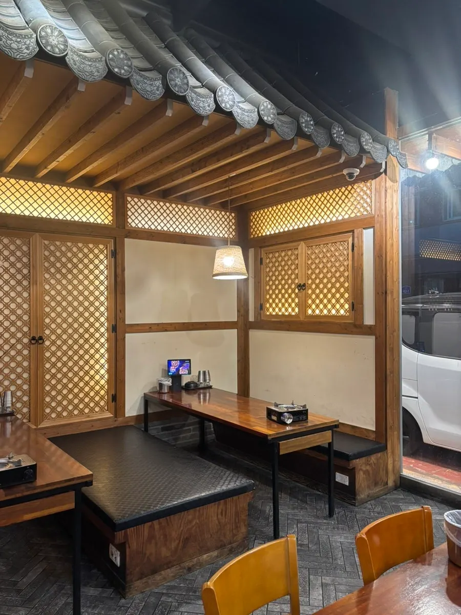 Seating area with four-person tables at Kkankkan Jjokbal Suwan Branch
