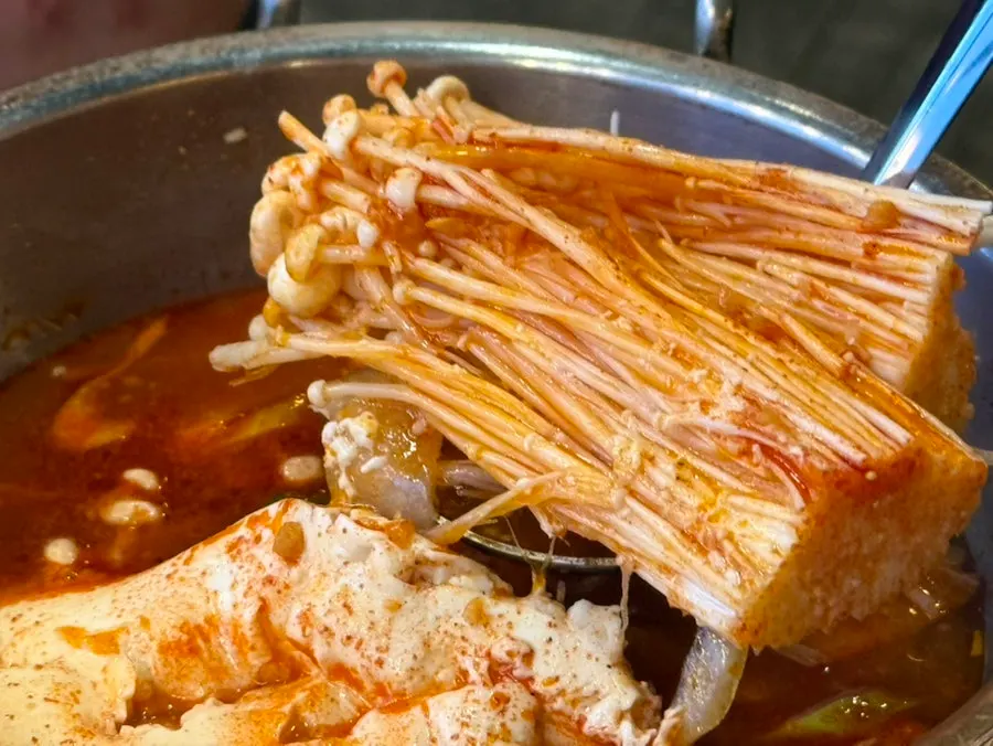 칼칼한 국물의 순두부찌개 클로즈업