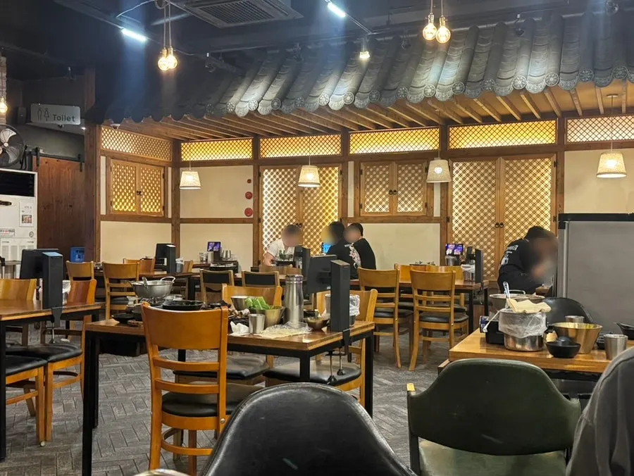 Interior de Kkankkan Jjokbal Suwan Branch con ambiente de hanok