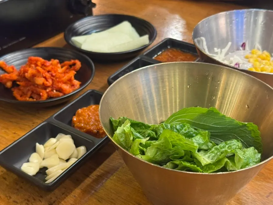 Acompañamientos básicos con hojas para envolver y gambas saladas