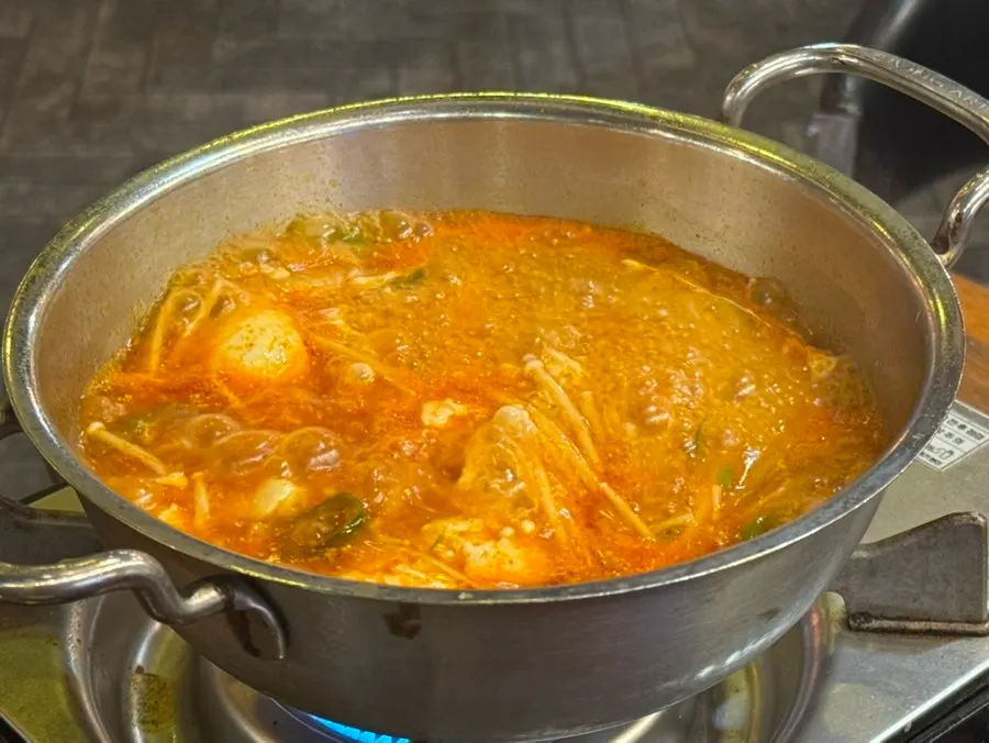 Sundubu-jjigae con huevo crudo