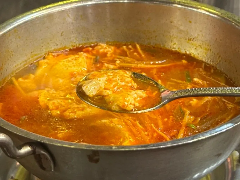 Un tazón de sundubu-jjigae picante