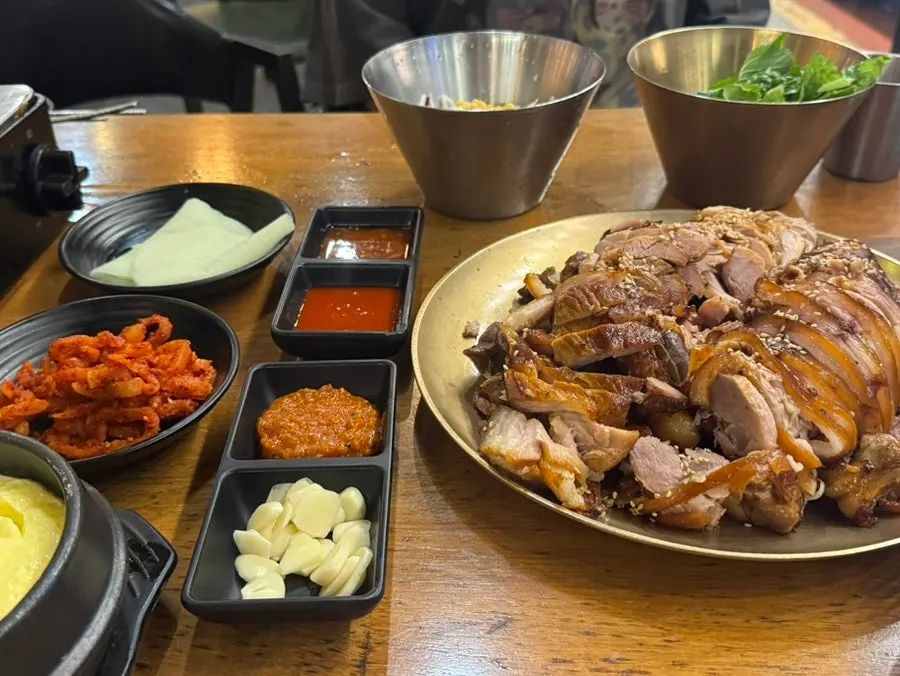 Mesa servida con el jokbal a la brasa mediano
