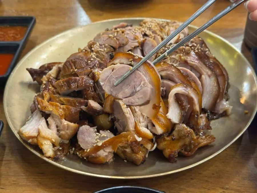 Trozo de jokbal mostrando la piel con colágeno