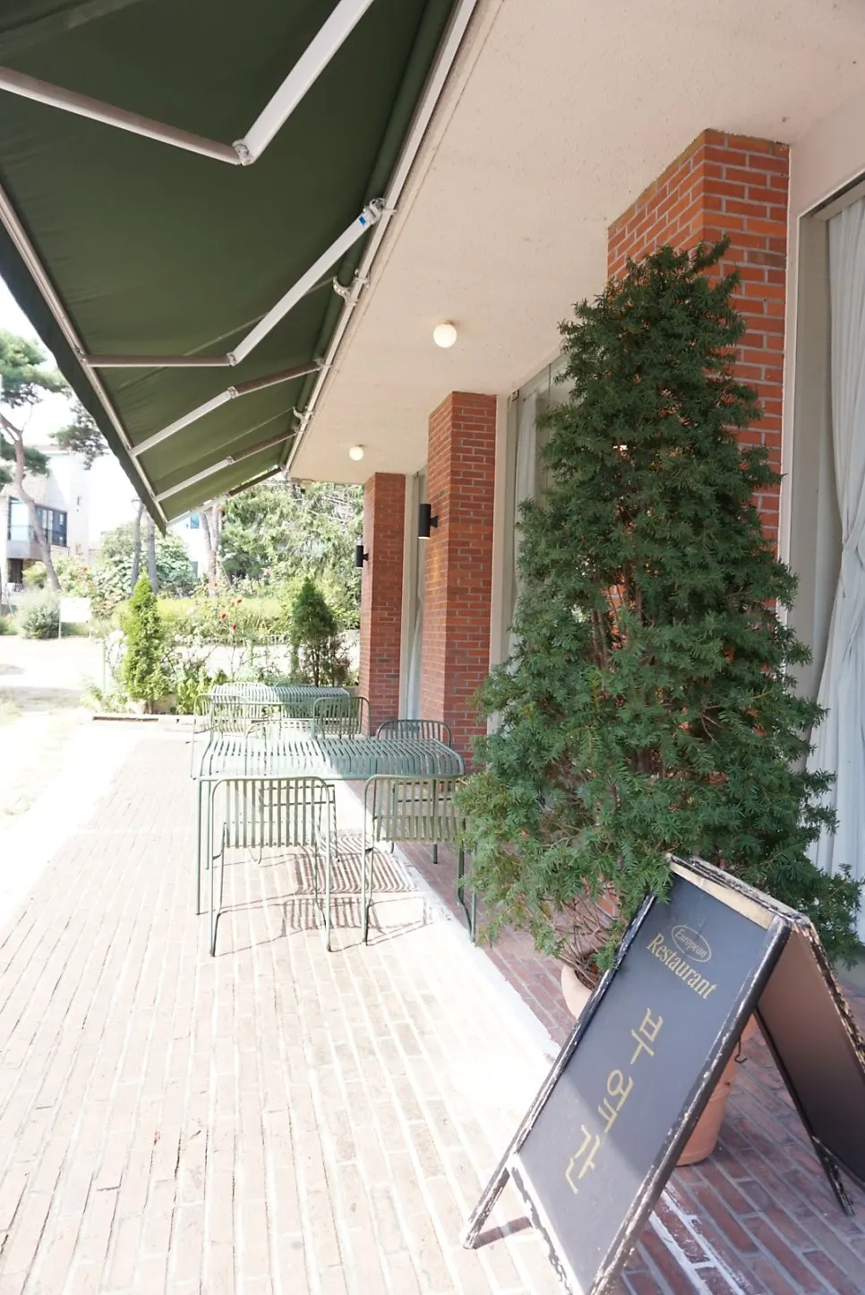 Outdoor table seating at Bueokgan Suwan Branch