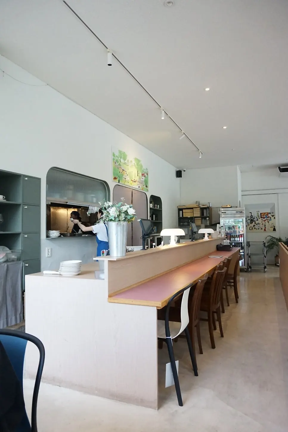 Bright, modern interior of Bueokgan Suwan Branch