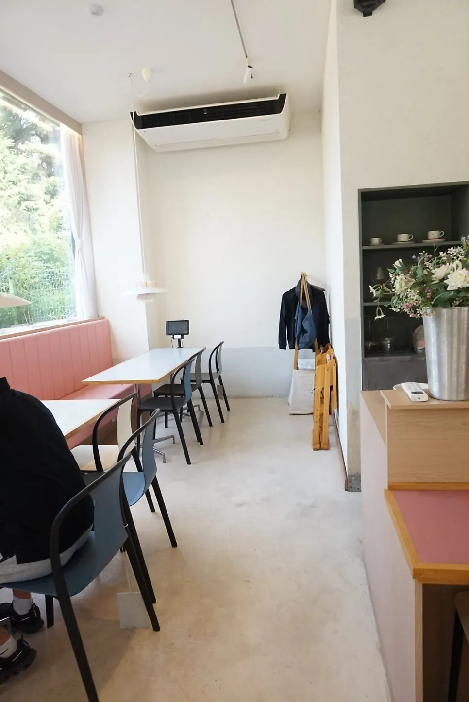 Spacious dining hall with plenty of tables at Bueokgan Suwan Branch