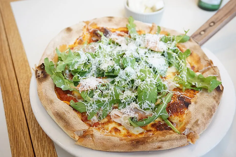 The arugula pizza that arrived first