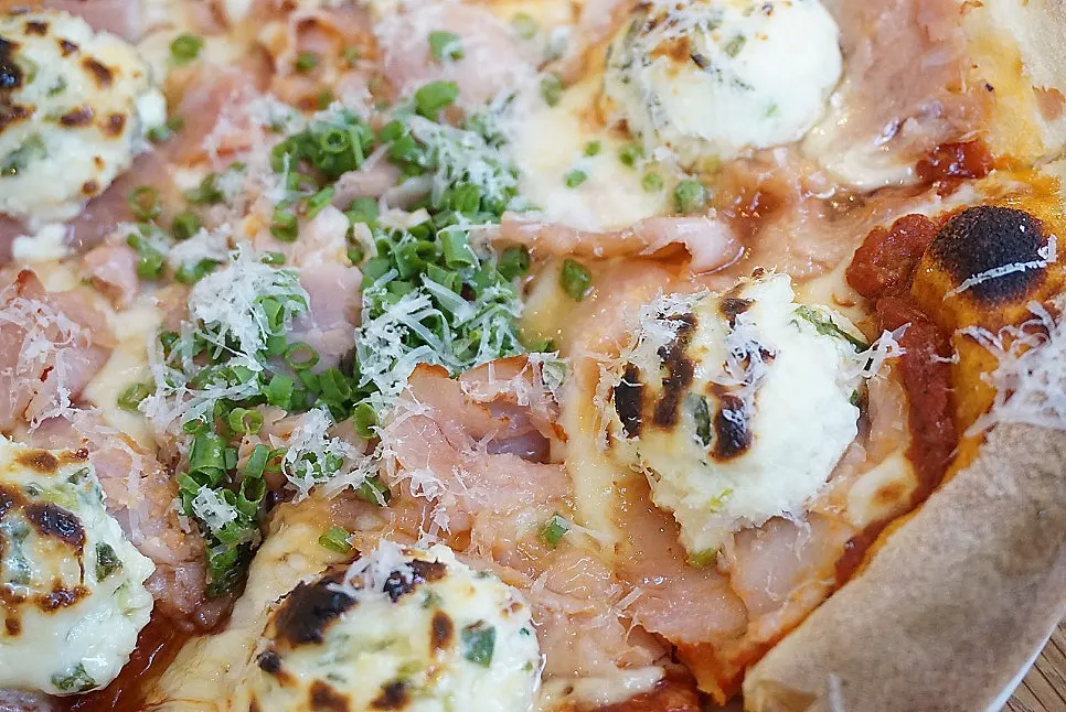 Full view of the Pemanong Jambon pizza