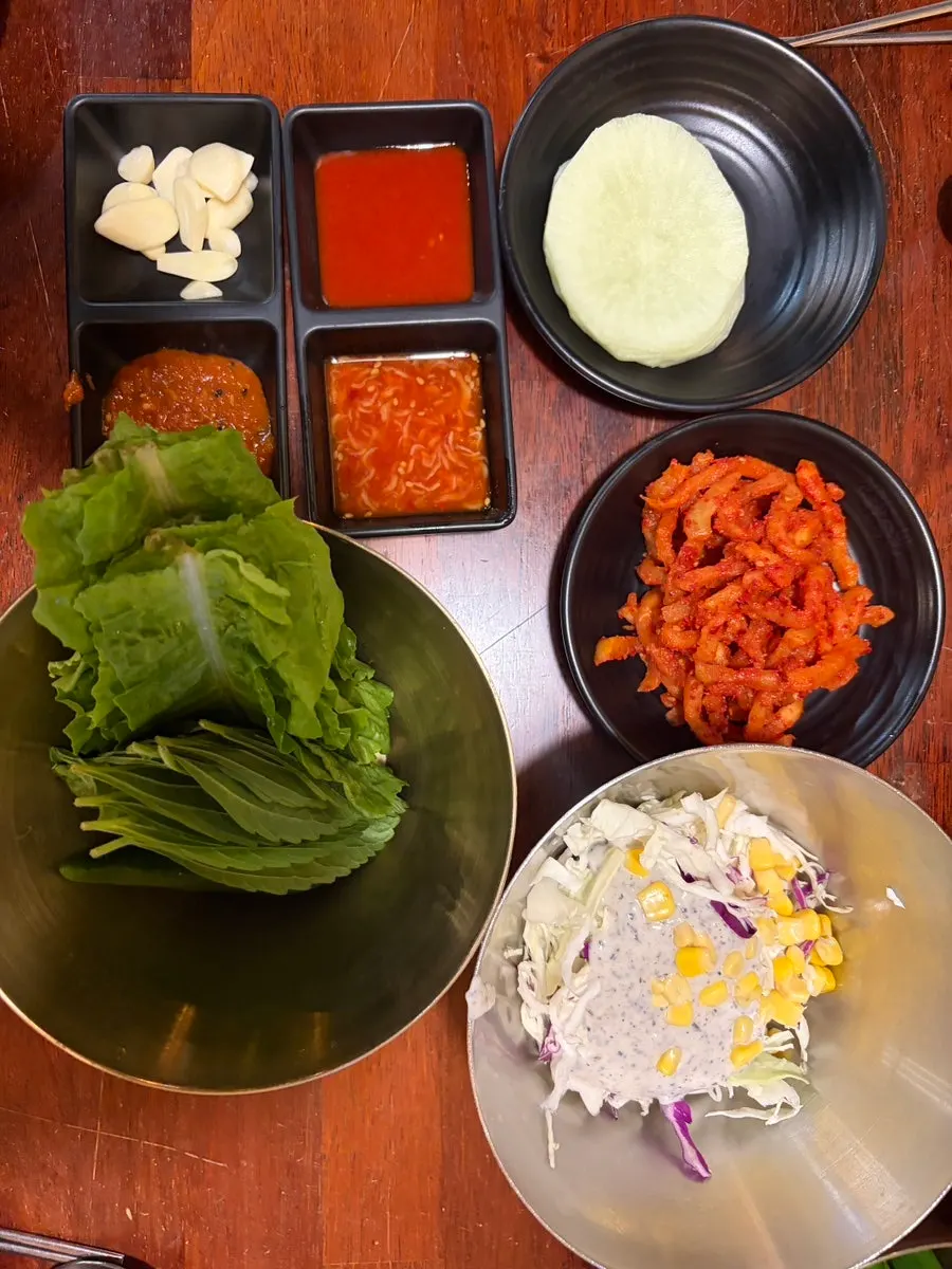 서비스로 나온 순두부찌개와 기본 상차림