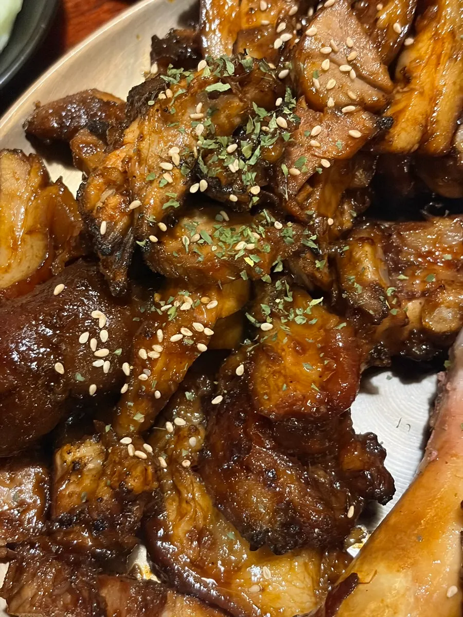 매콤한 양념이 입혀진 직화매운족발