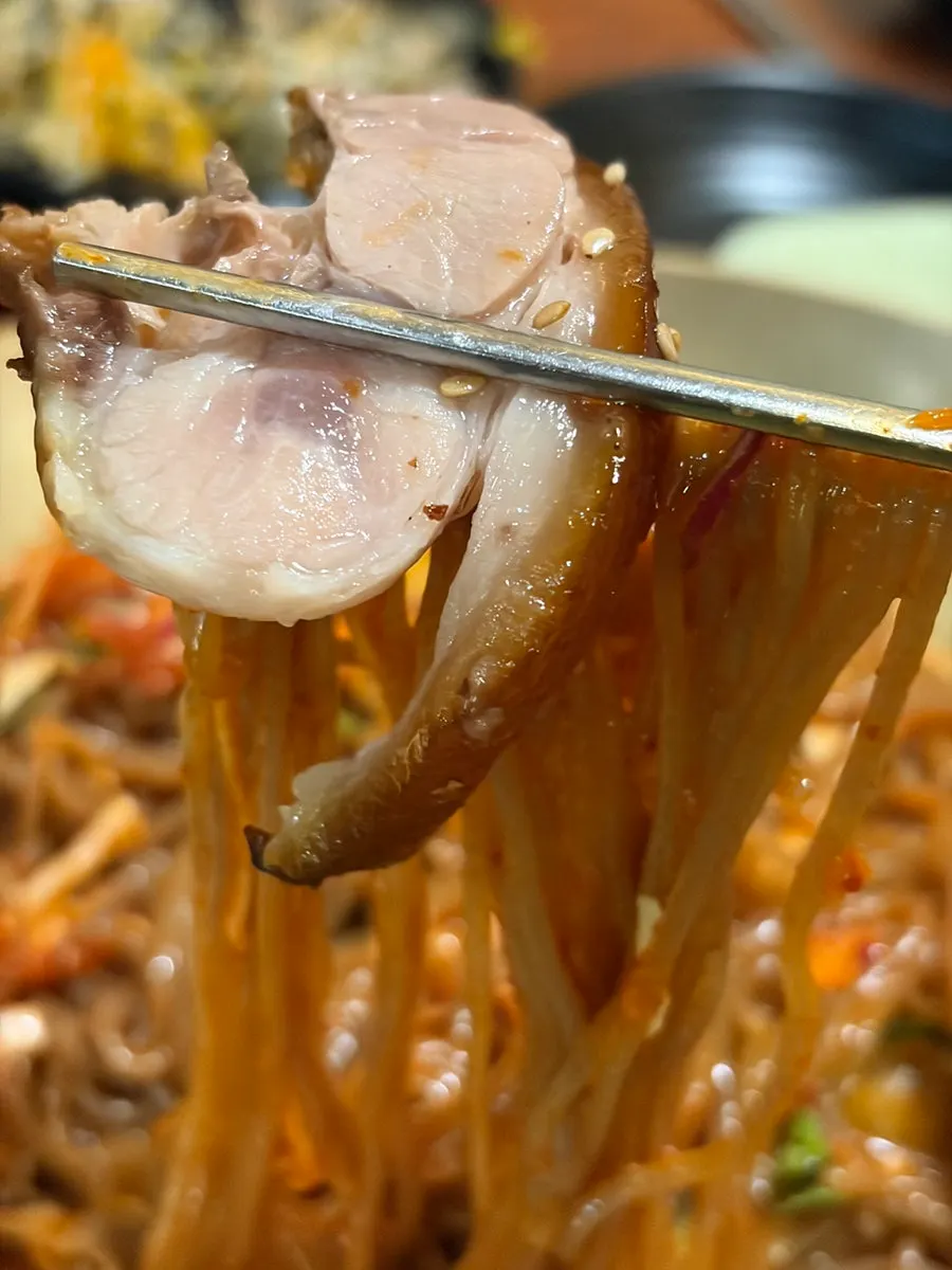 족발과 쟁반국수가 함께 차려진 저녁 식탁