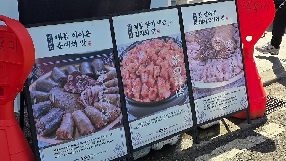 주방에서 삶은 고기를 써는 직원 모습