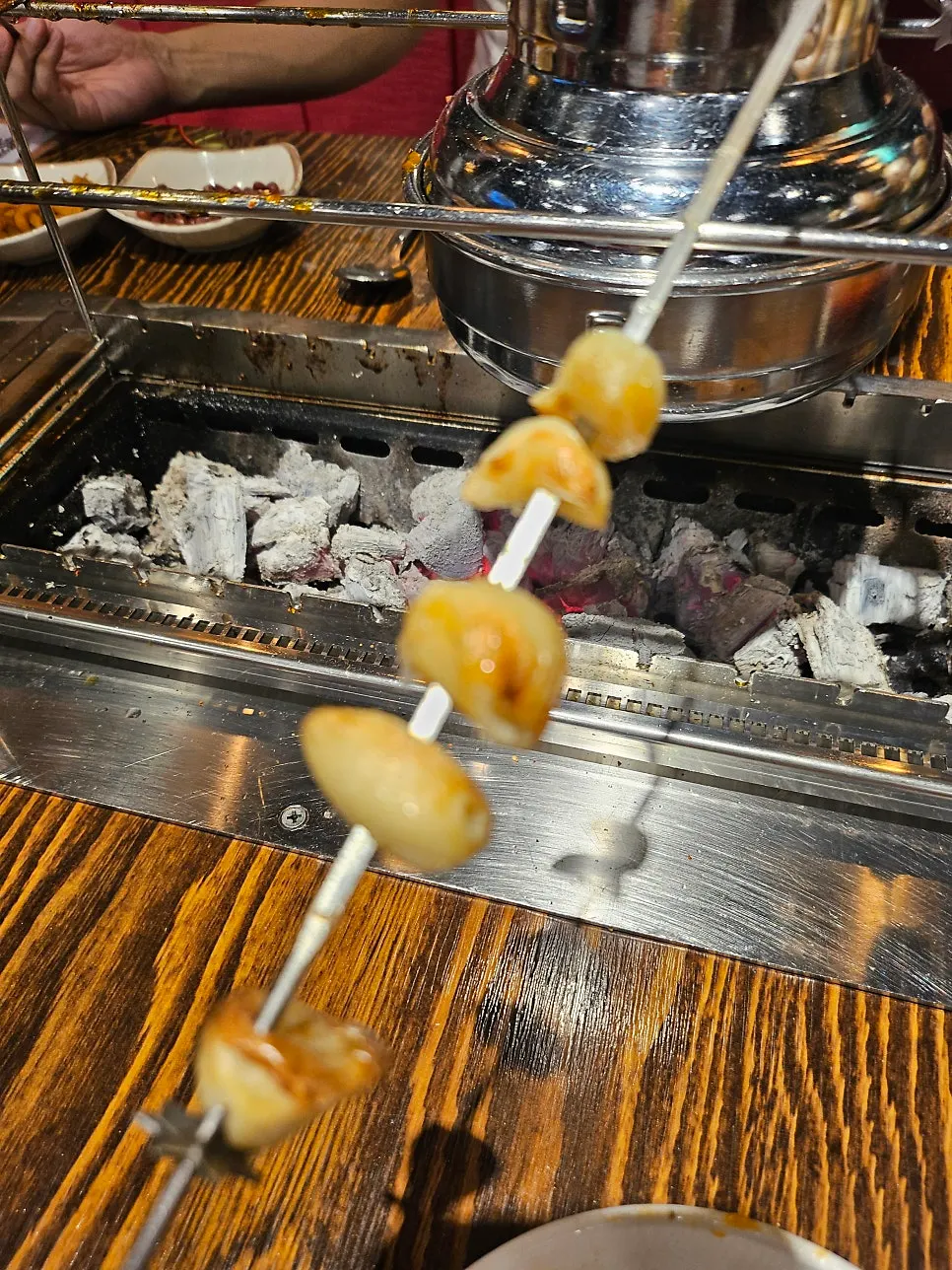 Comparison of peeled grilled garlic and skin-on grilled garlic