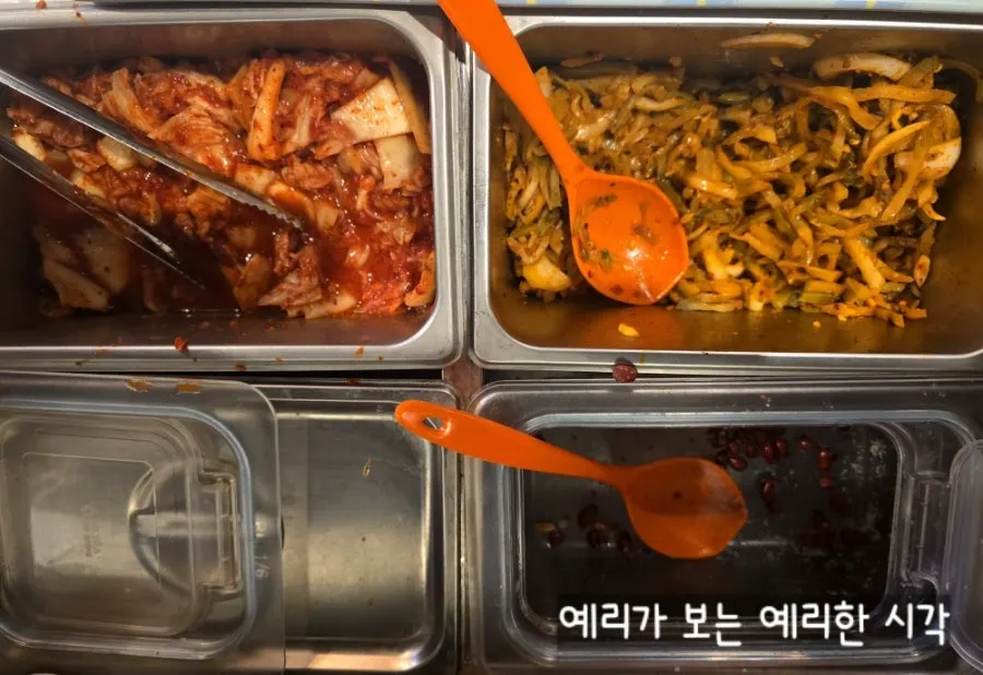 쯔란과 소스가 놓인 셀프바